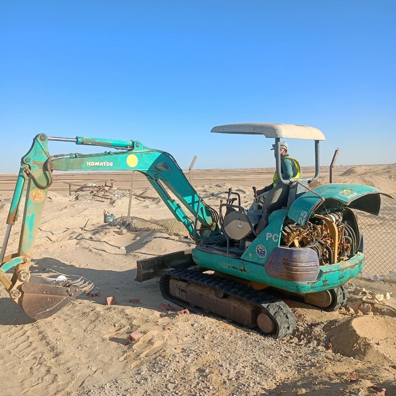 حفار كوماتسو للبيع في مصر، كوماتسو 25 موديل 2003 تواجد القاهرة، افضل موقع لبيع المعدات الثقيلة في مصر
