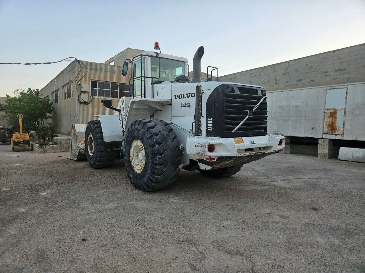 Volvo truck for sale in Egypt, Volvo 180e model 2006 available in Mansoura, the best site to sell trucks and heavy equipment in Egypt