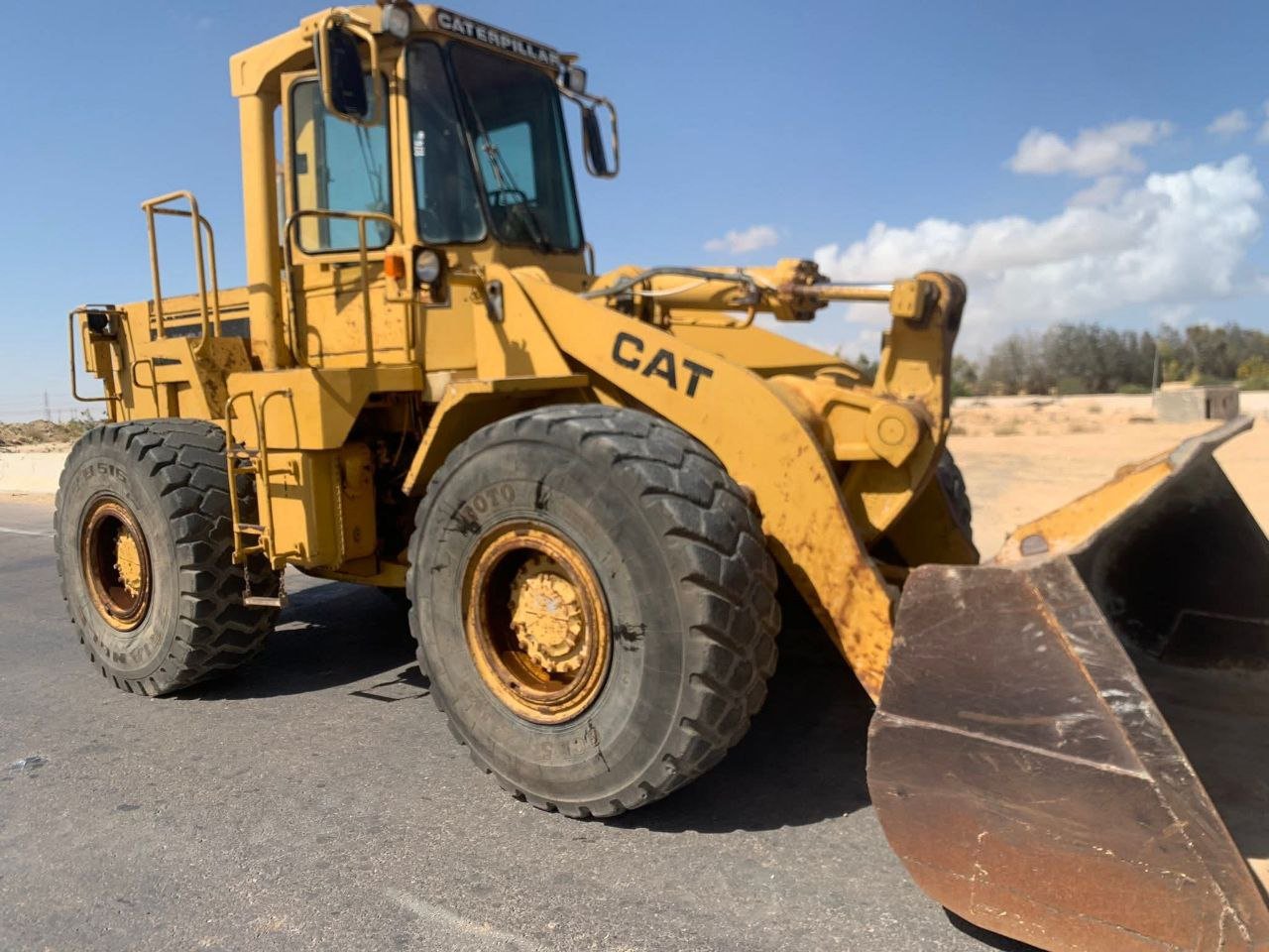 Caterpillar loader for sale in Egypt, Caterpillar 950E model 1990 located in Giza, the best site for selling trucks and heavy equipment in Egypt