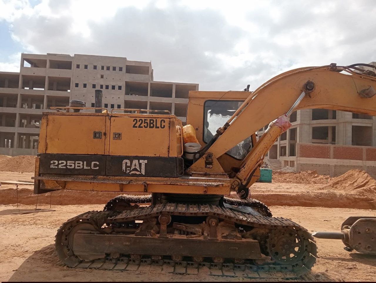 حفار كاتيربلر للبيع في مصر,  كاتيربلر 225 موديل 1986 تواجد المنصورة, أفضل موقع لبيع الشاحنات والمعدات الثقيلة في مصر