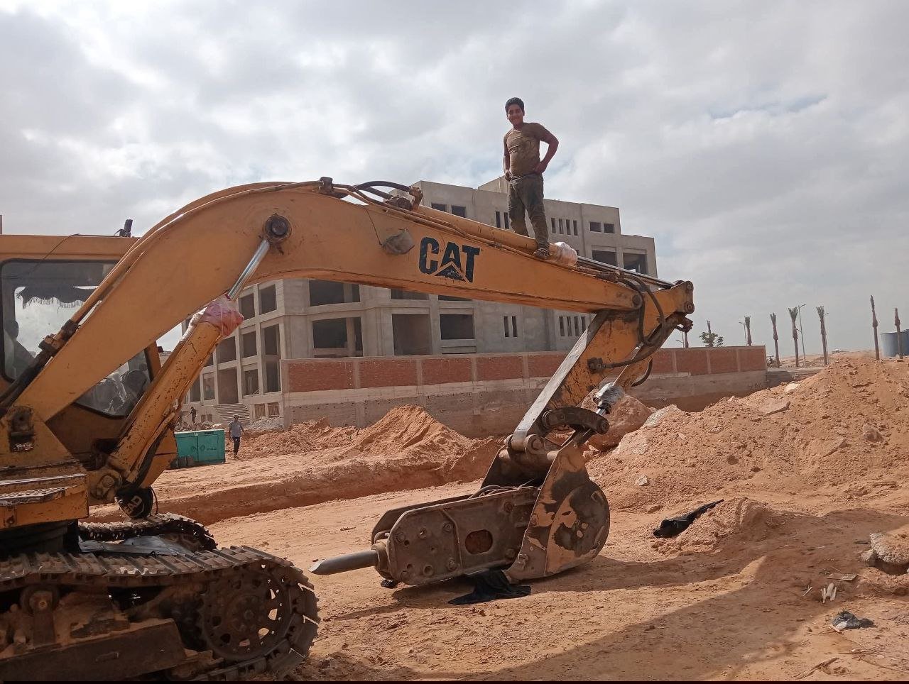 حفار كاتيربلر للبيع في مصر,  كاتيربلر 225 موديل 1986 تواجد المنصورة, أفضل موقع لبيع الشاحنات والمعدات الثقيلة في مصر