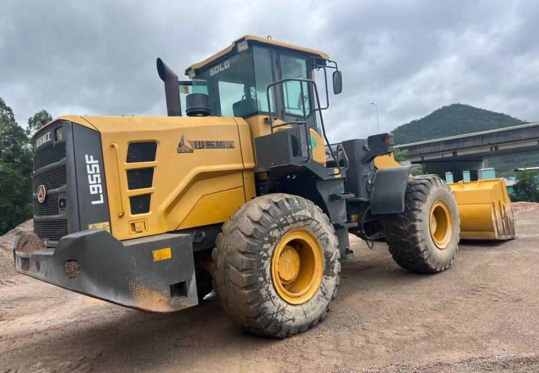 SDLG loader for sale in Suez, SDLG 955F model 2003 located in Suez, the best site for selling trucks and heavy equipment in Egypt