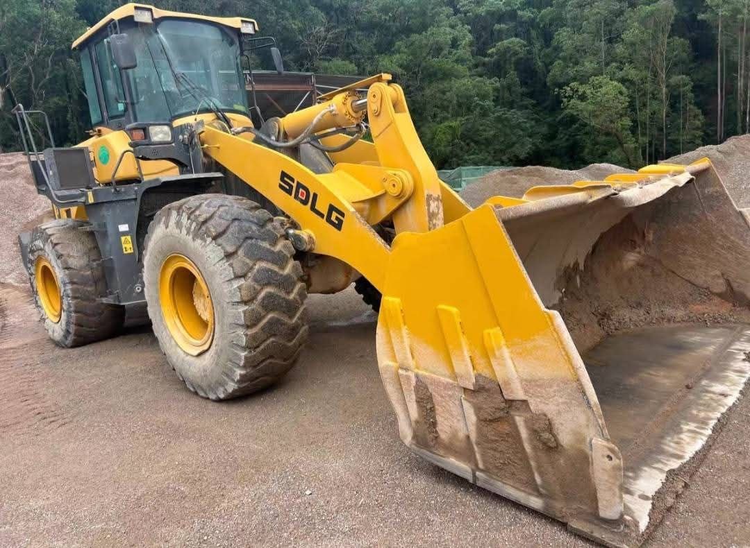 SDLG loader for sale in Suez, SDLG 955F model 2003 located in Suez, the best site for selling trucks and heavy equipment in Egypt