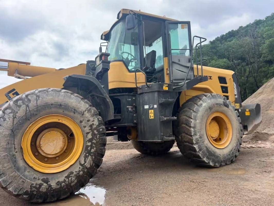 SDLG loader for sale in Suez, SDLG 955F model 2003 located in Suez, the best site for selling trucks and heavy equipment in Egypt