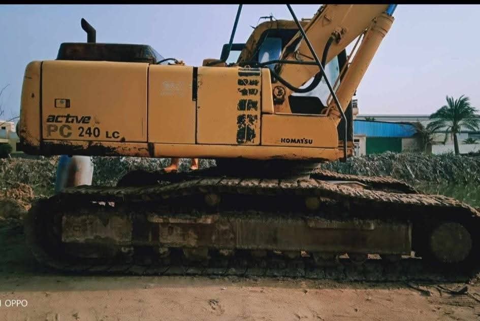 Komatsu excavator for sale in Luxor, Komatsu 210, 2002 model, located in Luxor. The best site for selling trucks and heavy equipment in Egypt.