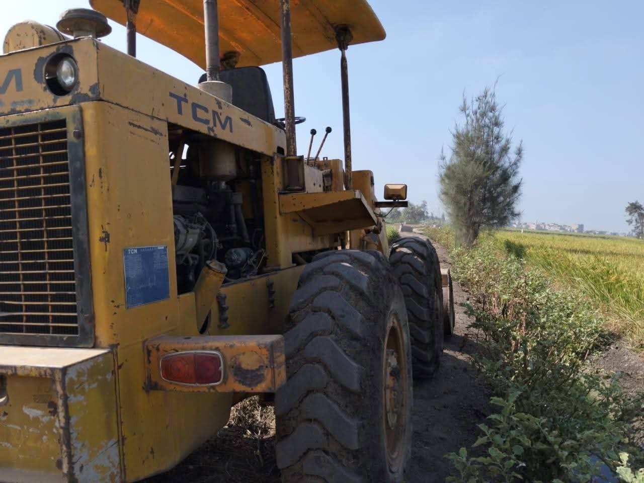Komatsu loader for sale in Damanhur, Komatsu 25, model 1999, located in Damanhur. The best site for selling trucks and heavy equipment in Egypt.