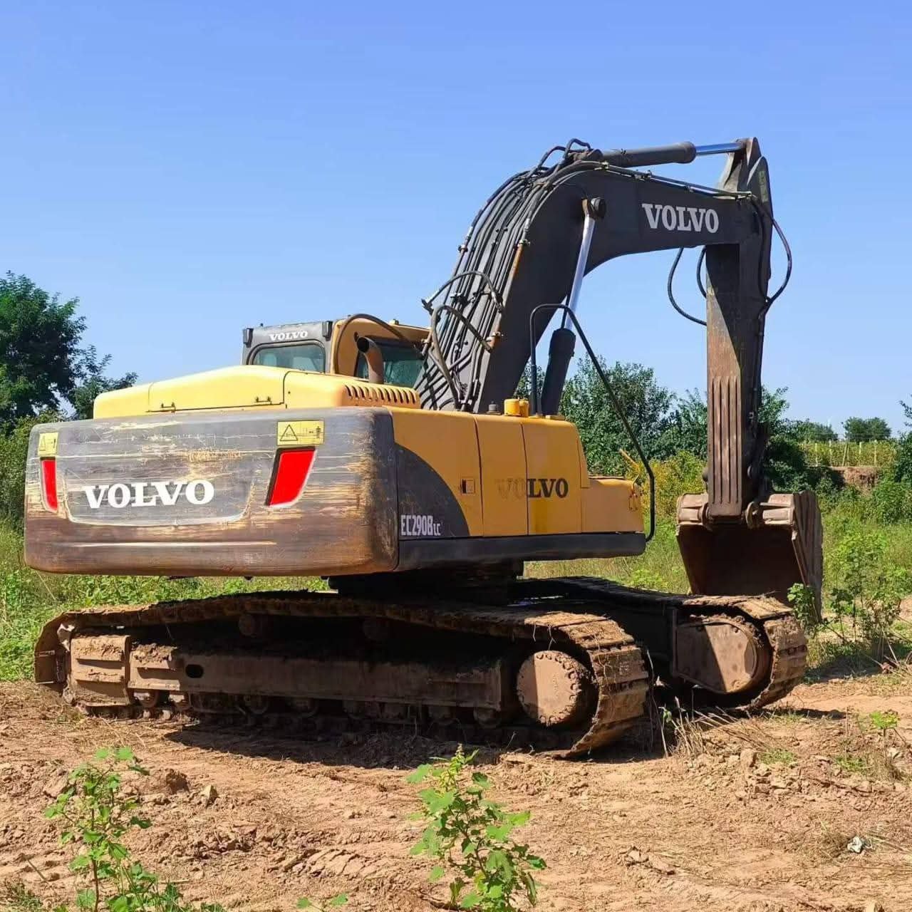 Volvo excavator for sale in Cairo, Volvo 290 model 2016 located in Cairo, the best site for selling trucks and heavy equipment in Egypt