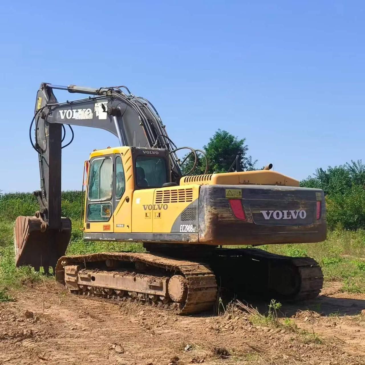 Volvo excavator for sale in Cairo, Volvo 290 model 2016 located in Cairo, the best site for selling trucks and heavy equipment in Egypt
