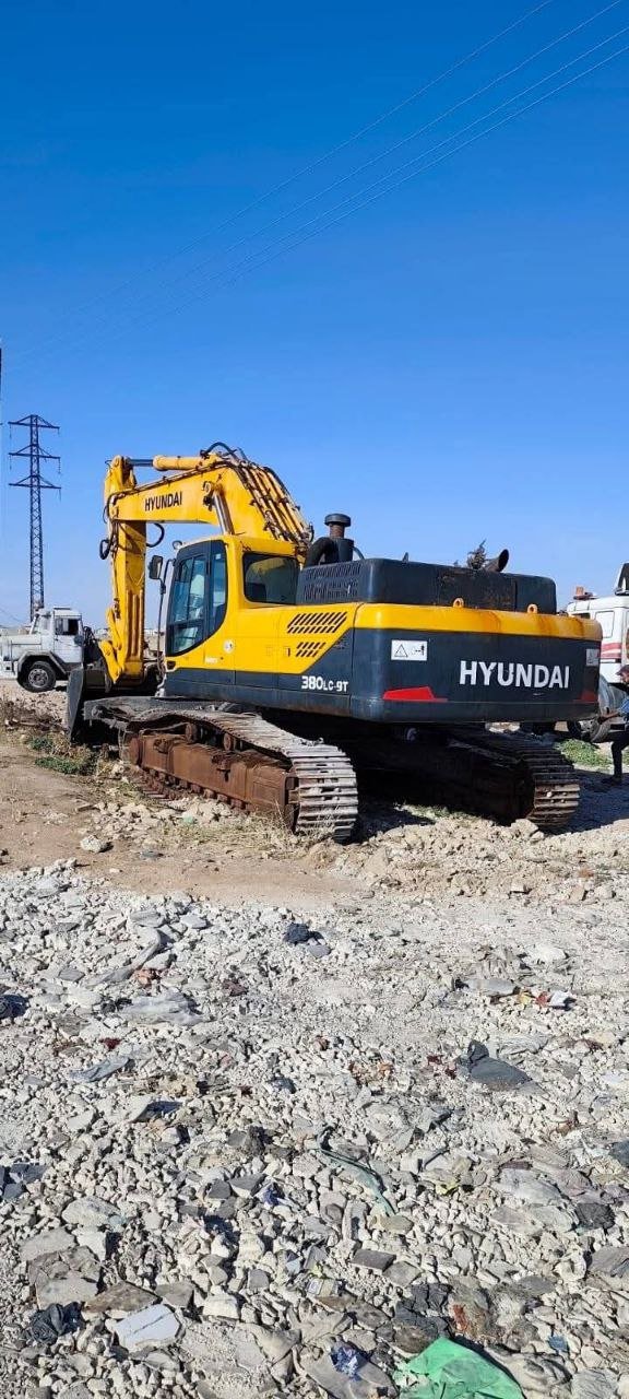Hyundai excavator for sale in Por Said, Hyundai 380 model 2016 located in Port Said, the best site for selling trucks and heavy equipment in Egypt