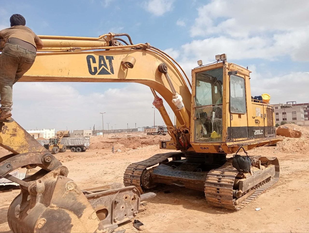 حفار كاتيربلر للبيع في المنيا, كاتيربلر 225 موديل 1986 تواجد المنيا, أفضل موقع لبيع الشاحنات والمعدات الثقيلة في مصر