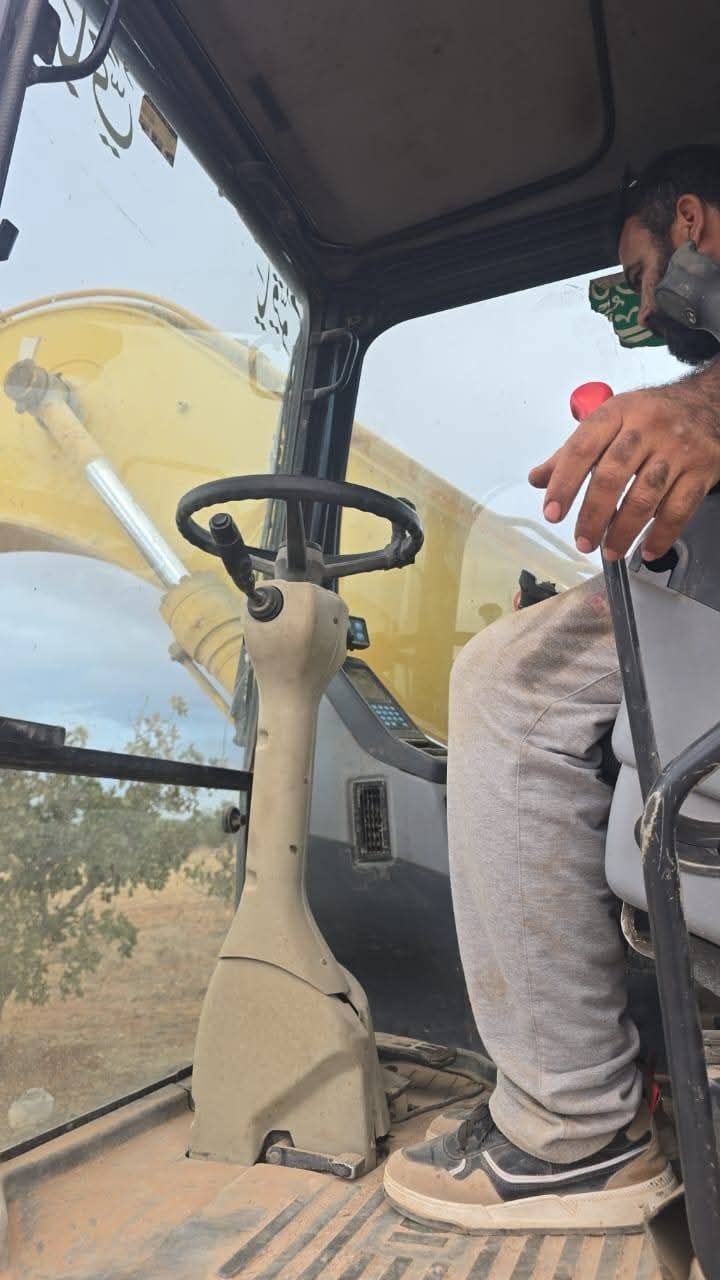 حفار  كوماتسو للبيع في المنصورة, كوماتسو 180 موديل 2016 تواجد المنصورة, أفضل موقع لبيع الشاحنات والمعدات الثقيلة في مصر