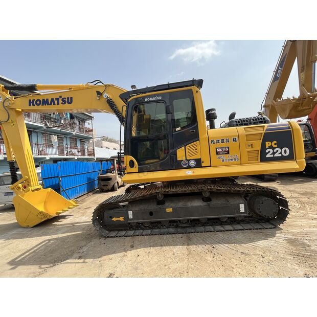 Komatsu PC220-8 Excavator for sale, Komatsu PC220-8 model 2020 imported from Europe, the best site for selling trucks and heavy equipment in Egypt