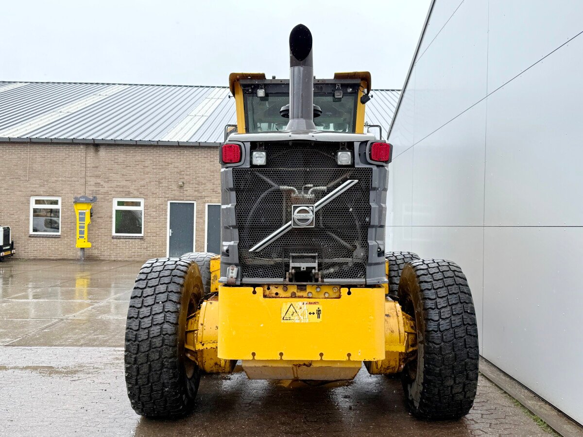 Volvo G946 grader for sale, Volvo G946 model 2008 imported from Europe, the best site for selling trucks and heavy equipment in Egypt