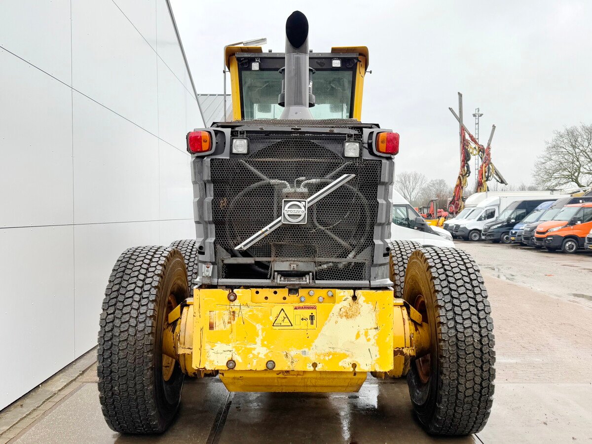 Volvo G990 grader for sale, Volvo G990 model 2009 imported from Europe, the best site for selling trucks and heavy equipment in Egypt