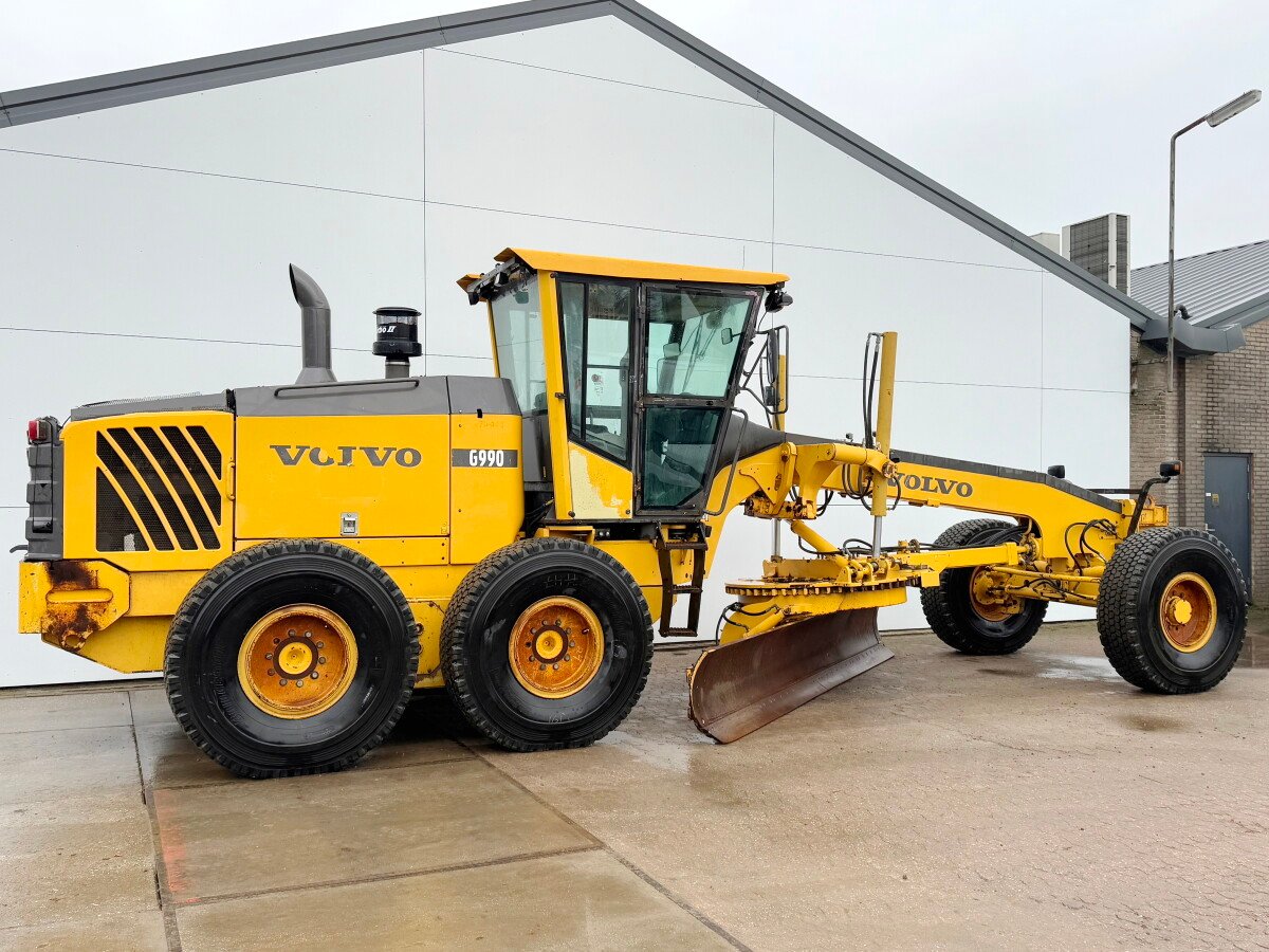 Volvo G990 grader for sale, Volvo G990 model 2009 imported from Europe, the best site for selling trucks and heavy equipment in Egypt