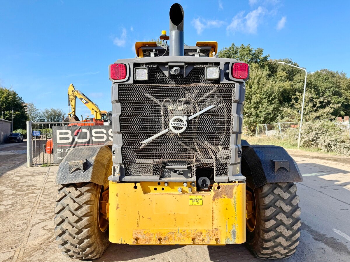 Volvo G960B grader for sale, Volvo G960B 2014 model imported from Europe, the best site to sell trucks and heavy equipment in Egypt