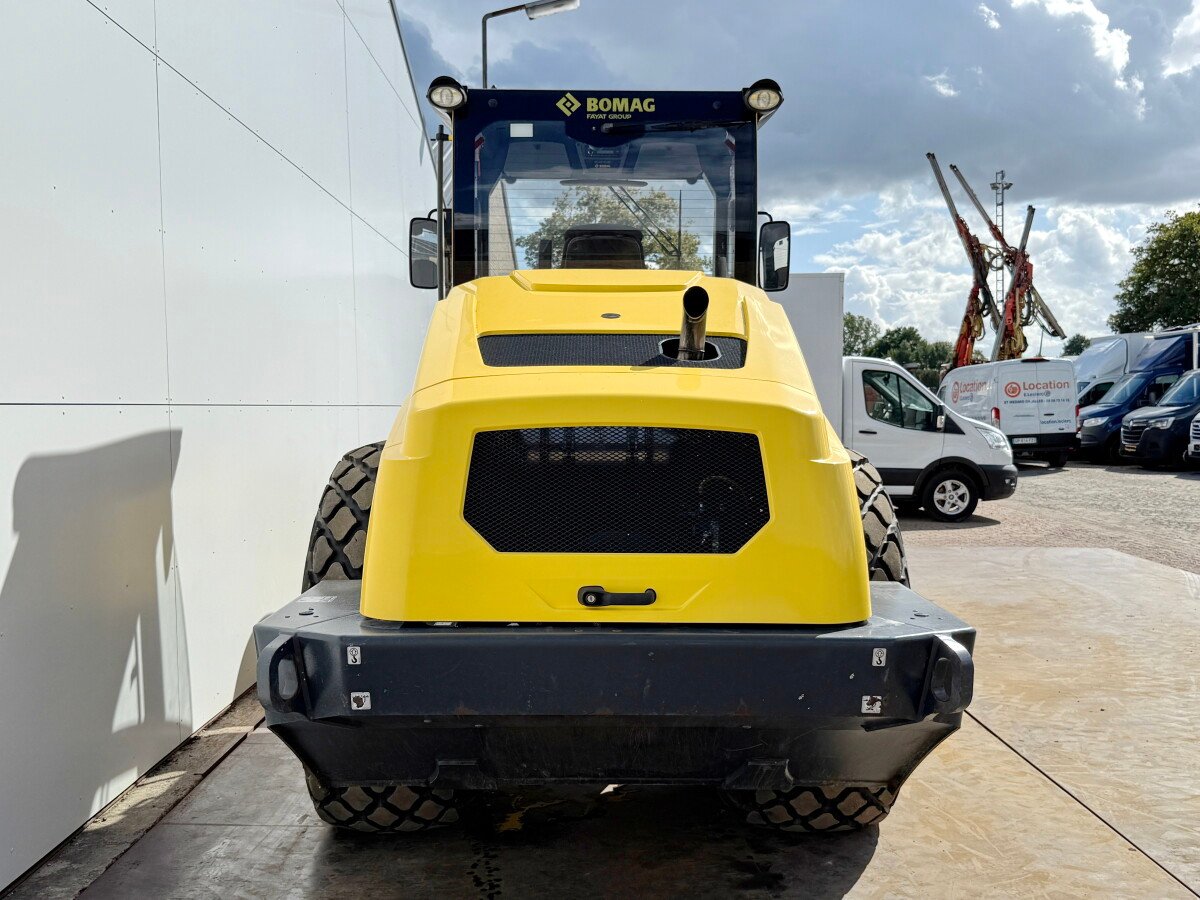 Bomag BW211DH-5 roller for sale, Bobcat Bomag BW211DH-5 model 2017 imported from Europe, the best site for selling trucks and heavy equipment in Egypt