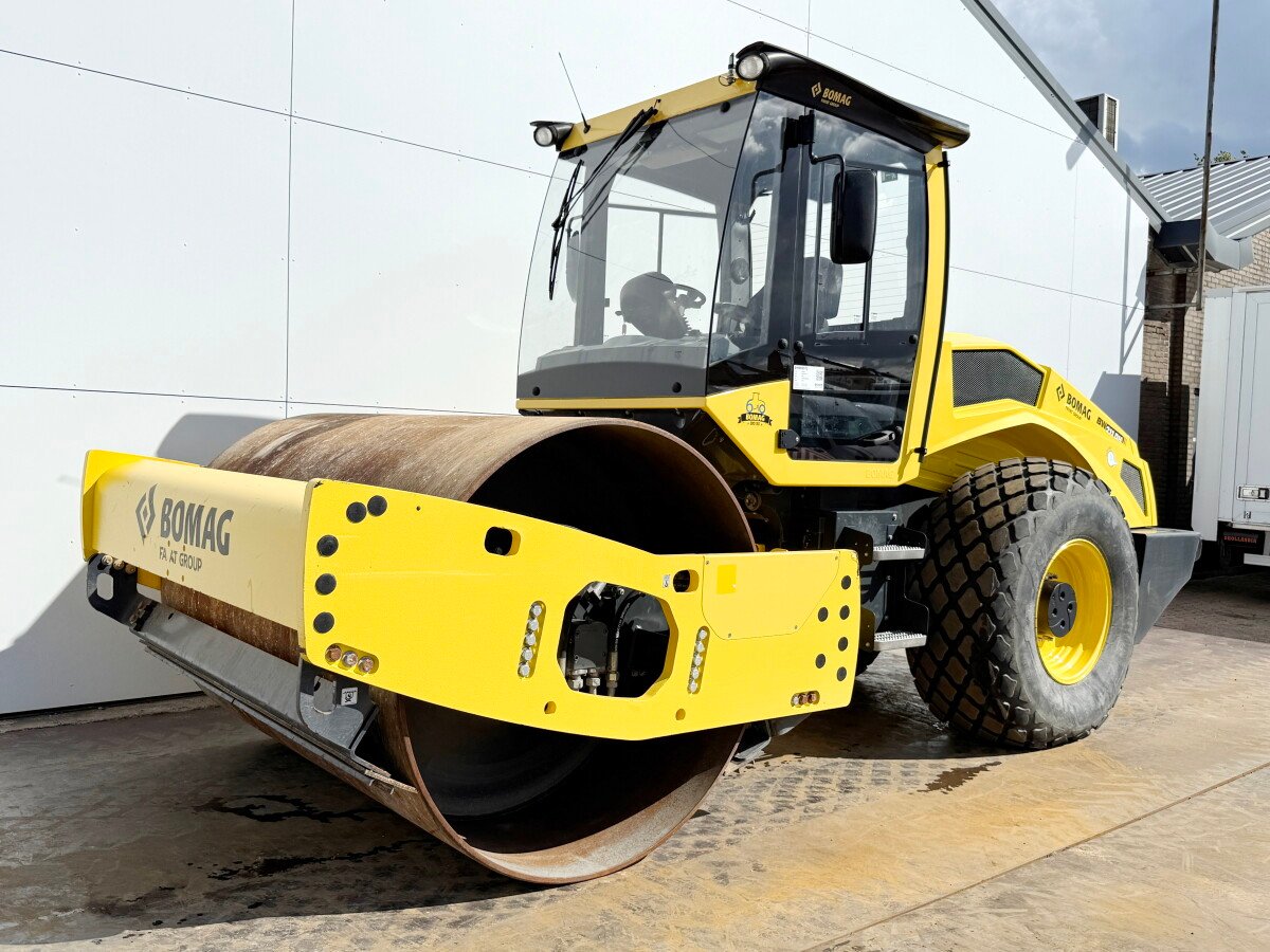 Bomag BW211DH-5 roller for sale, Bobcat Bomag BW211DH-5 model 2017 imported from Europe, the best site for selling trucks and heavy equipment in Egypt