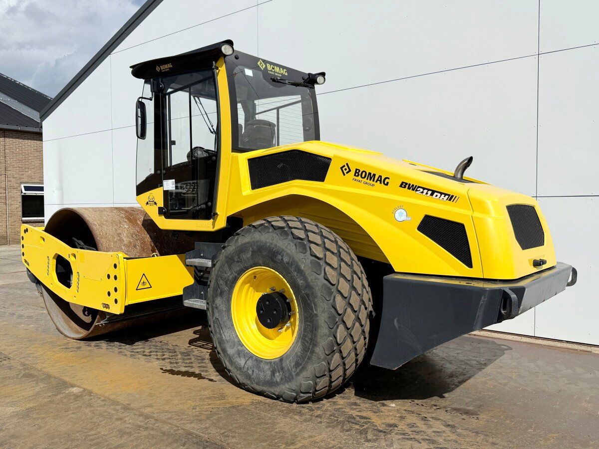 Bomag BW211DH-5 roller for sale, Bobcat Bomag BW211DH-5 model 2017 imported from Europe, the best site for selling trucks and heavy equipment in Egypt