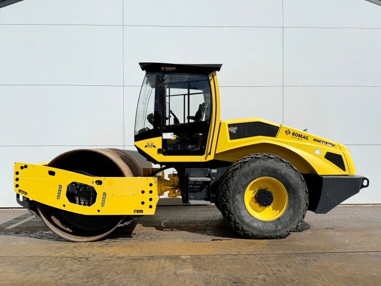 Bomag BW211DH-5 roller for sale, Bobcat Bomag BW211DH-5 model 2017 imported from Europe, the best site for selling trucks and heavy equipment in Egypt