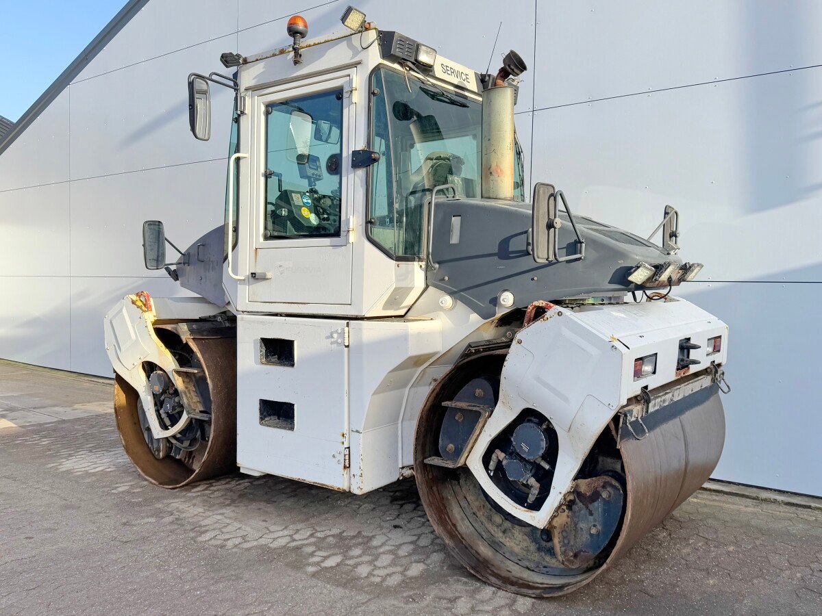 Bomag BW174AD roller for sale, Bomag BW174AD Bobcat model 2006 imported from Europe, the best site for selling trucks and heavy equipment in Egypt