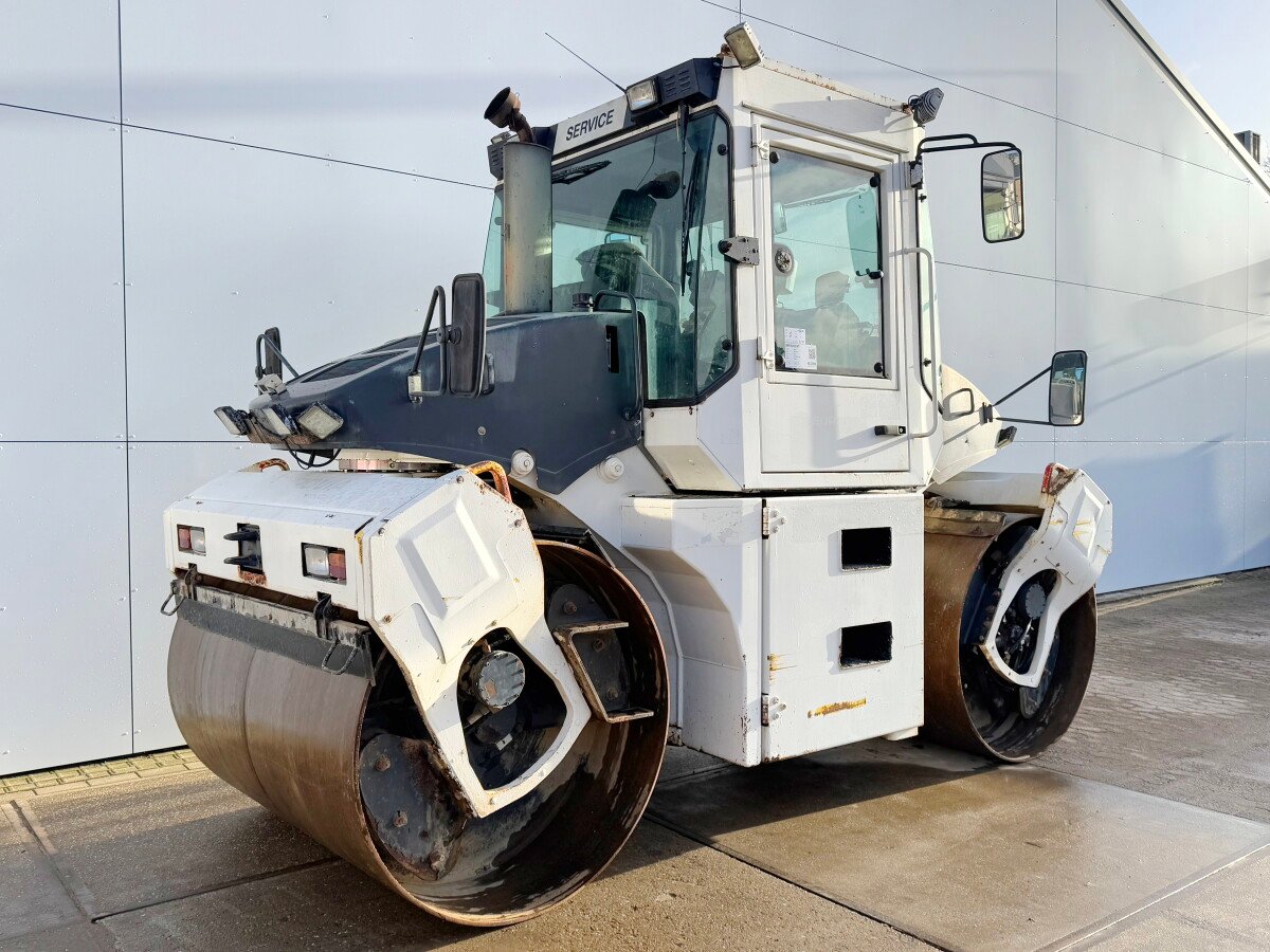 Bomag BW174AD roller for sale, Bomag BW174AD Bobcat model 2006 imported from Europe, the best site for selling trucks and heavy equipment in Egypt