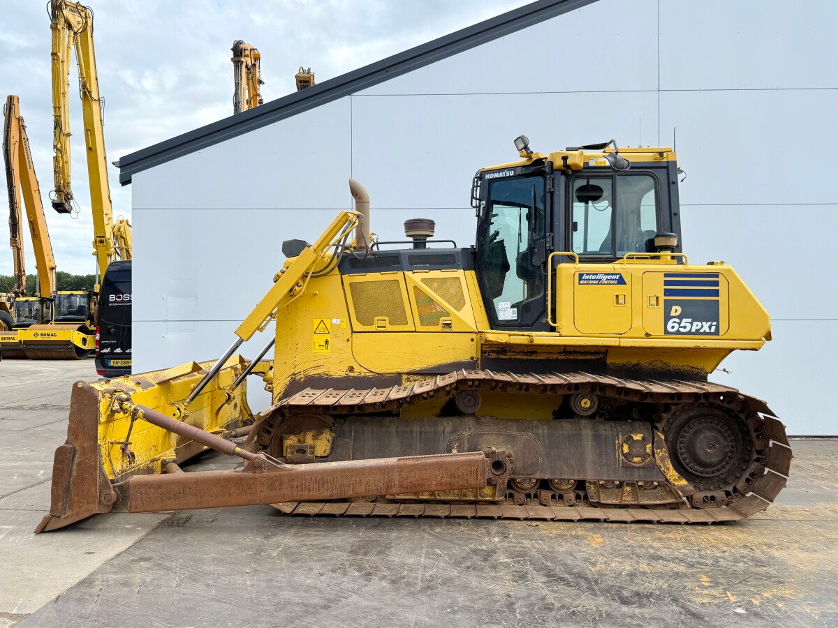 Komatsu D65PXi-18 Bulldozer for sale, Komatsu D65PXi-18 model 2017 imported from Europe, the best site for selling trucks and heavy equipment in Egypt