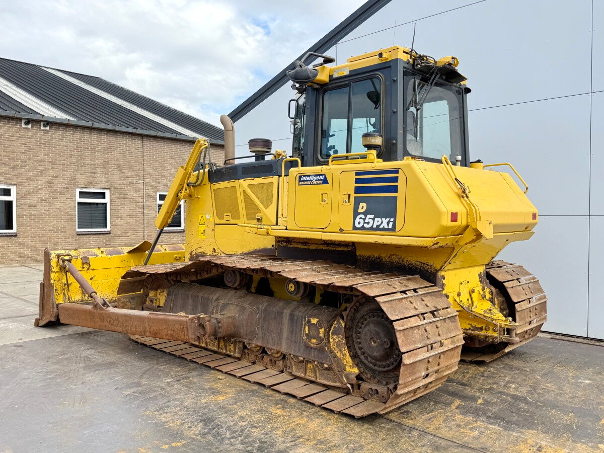 Komatsu D65PXi-18 Bulldozer for sale, Komatsu D65PXi-18 model 2017 imported from Europe, the best site for selling trucks and heavy equipment in Egypt