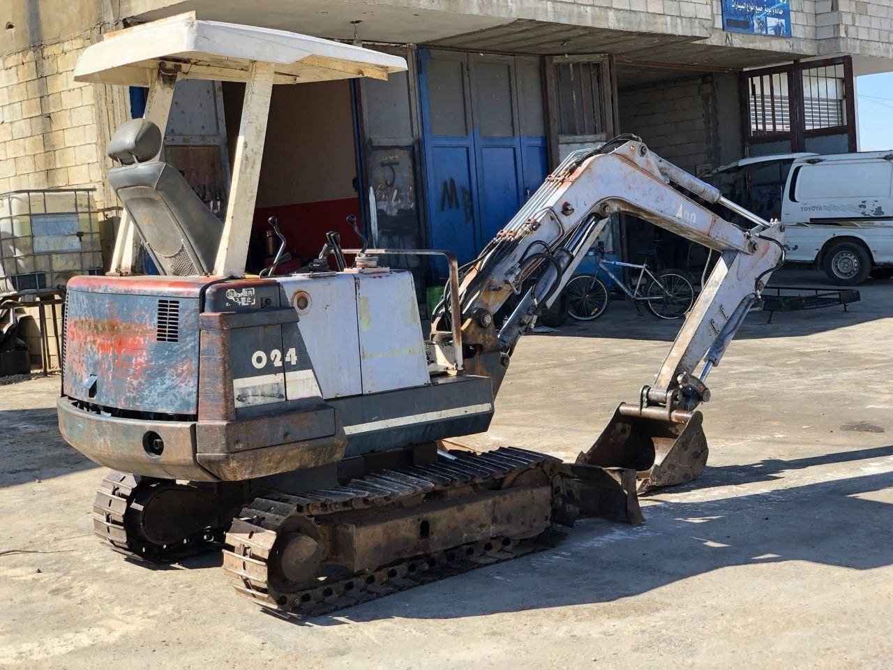Komatsu excavator for sale, Komatsu 24 model 2002 located in Asyut, the best site for selling trucks and heavy equipment in Egypt