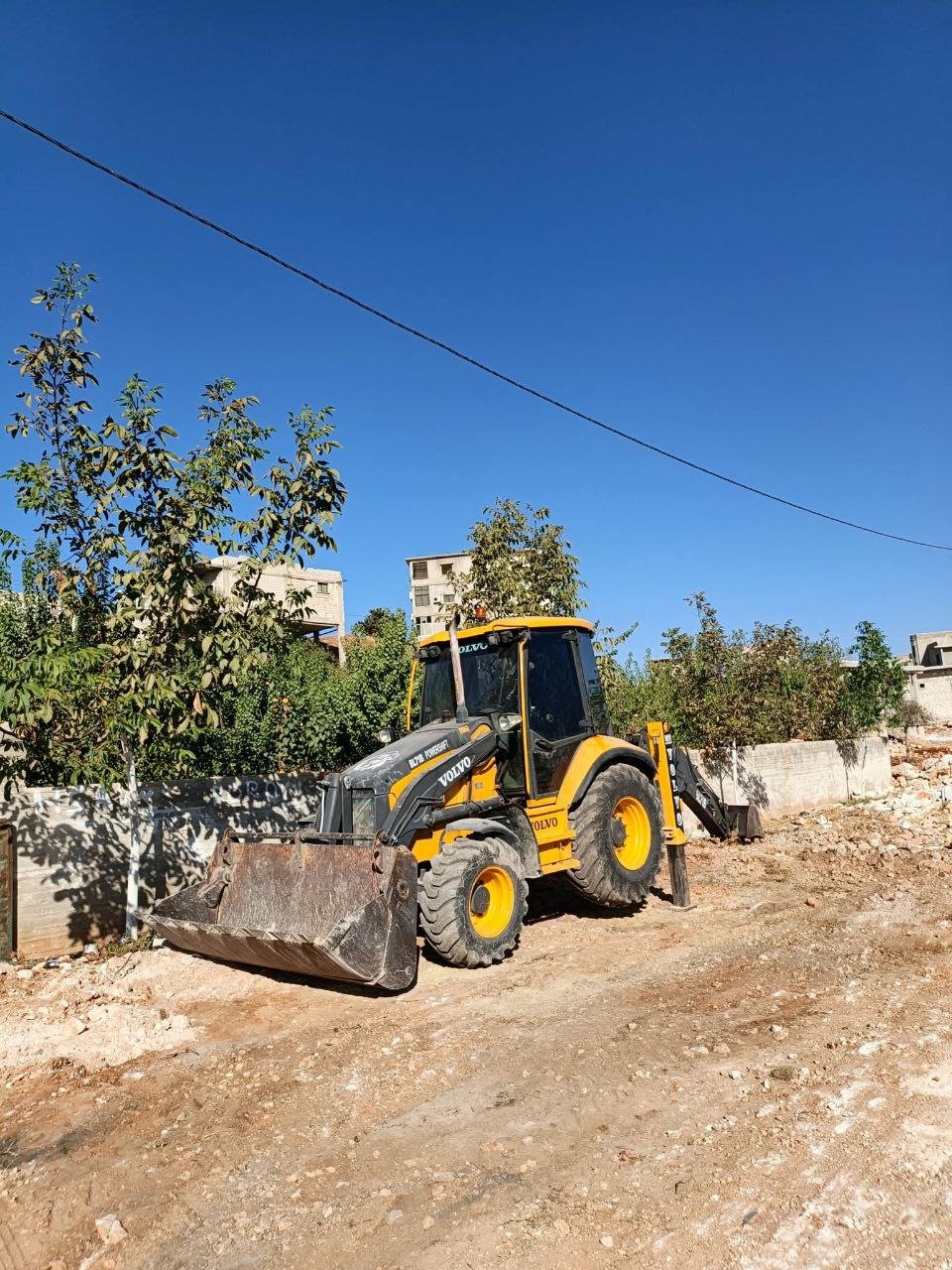 Volvo loader for sale, Volvo 71, 2010 model, located in Cairo. The best site for selling trucks and heavy equipment in Egypt.