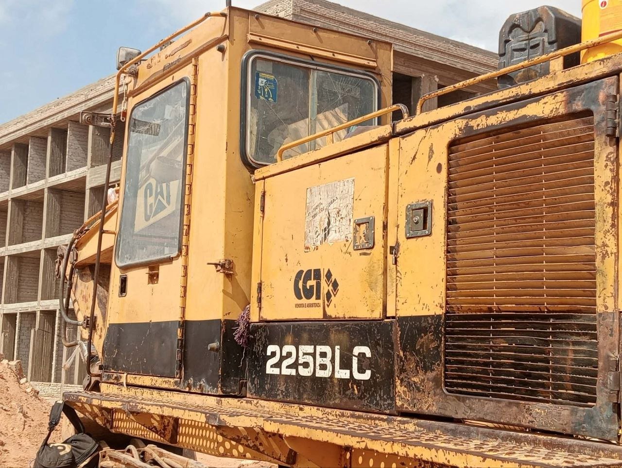 CAT excavator for sale, CAT 225 model 1986 located in Cairo, the best site for selling trucks and heavy equipment in Egypt