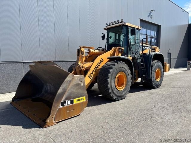 Hyundai loader for sale, Hyundai 770-9 model 2013 imported from China, the best site for selling trucks and heavy equipment in Egypt