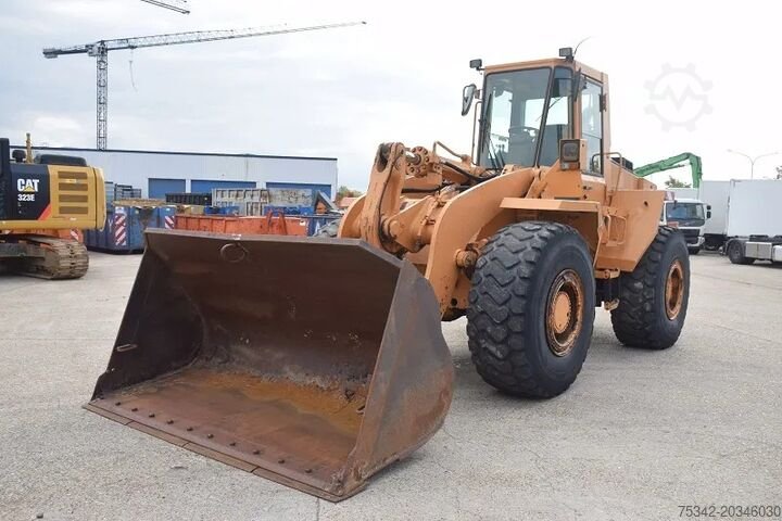 Loader Case for sale, Case 821B model 1994 imported from China, the best site for selling trucks and heavy equipment in Egypt
