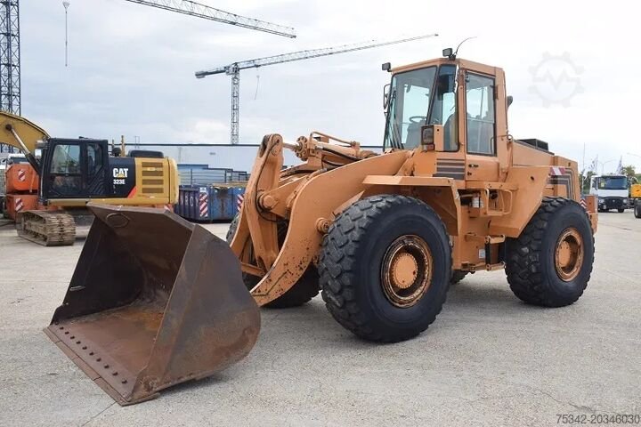 Loader Case for sale, Case 821B model 1994 imported from China, the best site for selling trucks and heavy equipment in Egypt