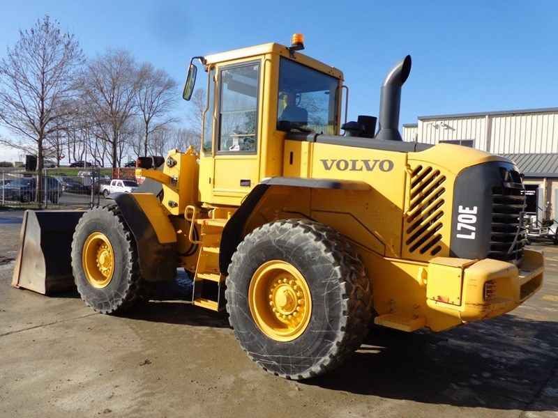 VOLVO loader for sale, VOLVO L40 model 2000 imported from China, the best site for selling trucks and heavy equipment in Egypt