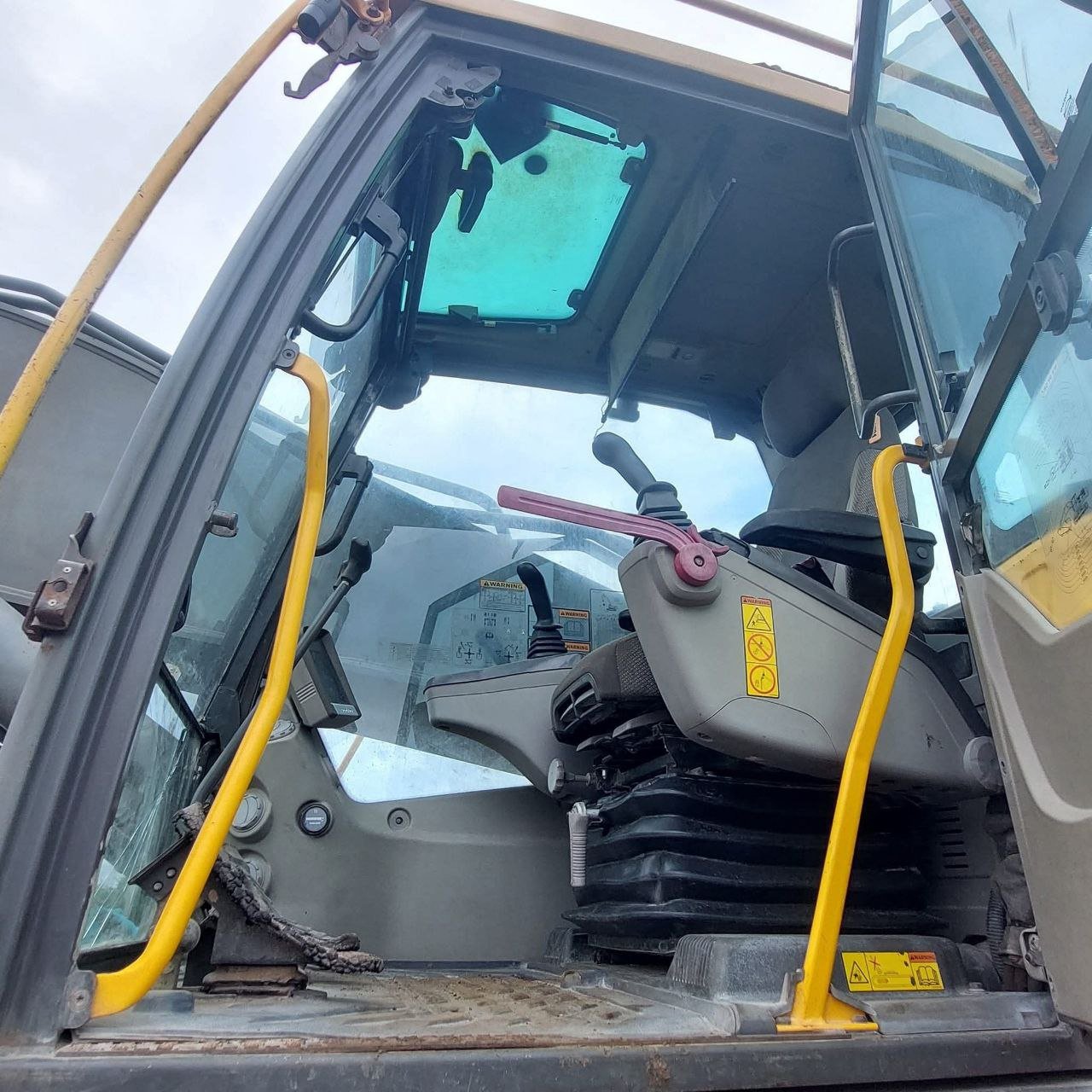 Volvo excavator for sale in Cairo, Volvo 460 model 2016 located in Cairo, the best site for selling trucks and heavy equipment in Egypt