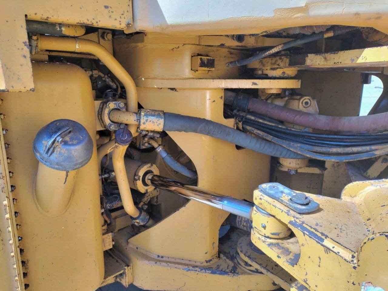 Caterpillar loader for sale in Por Said, Caterpillar 966F2 model 1995 available in Port Said, the best site for selling trucks and heavy equipment in Egypt