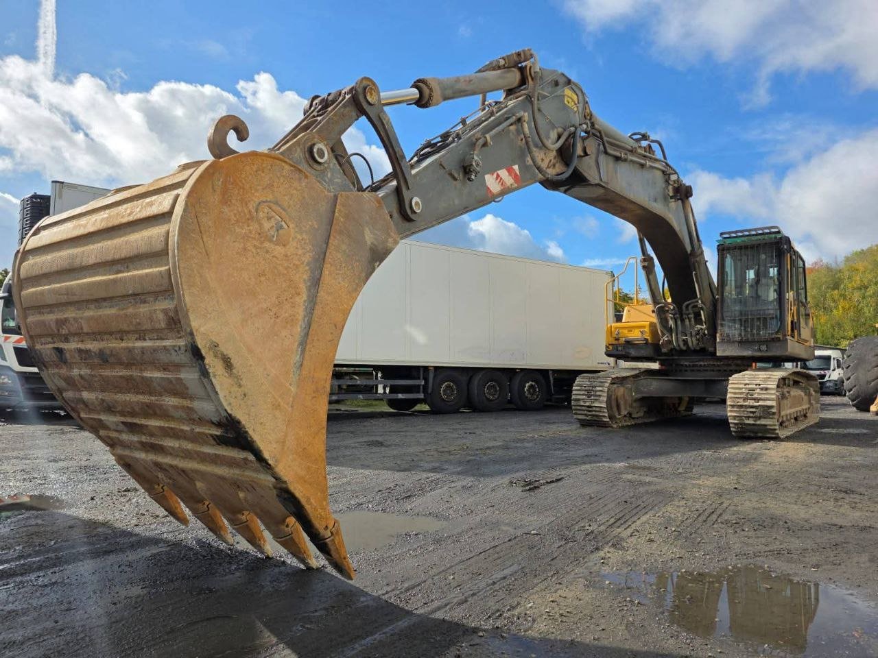 Volvo excavator for sale in Assiut, Volvo 360 model 2008 located in Assiut, the best site for selling trucks and heavy equipment in Egypt