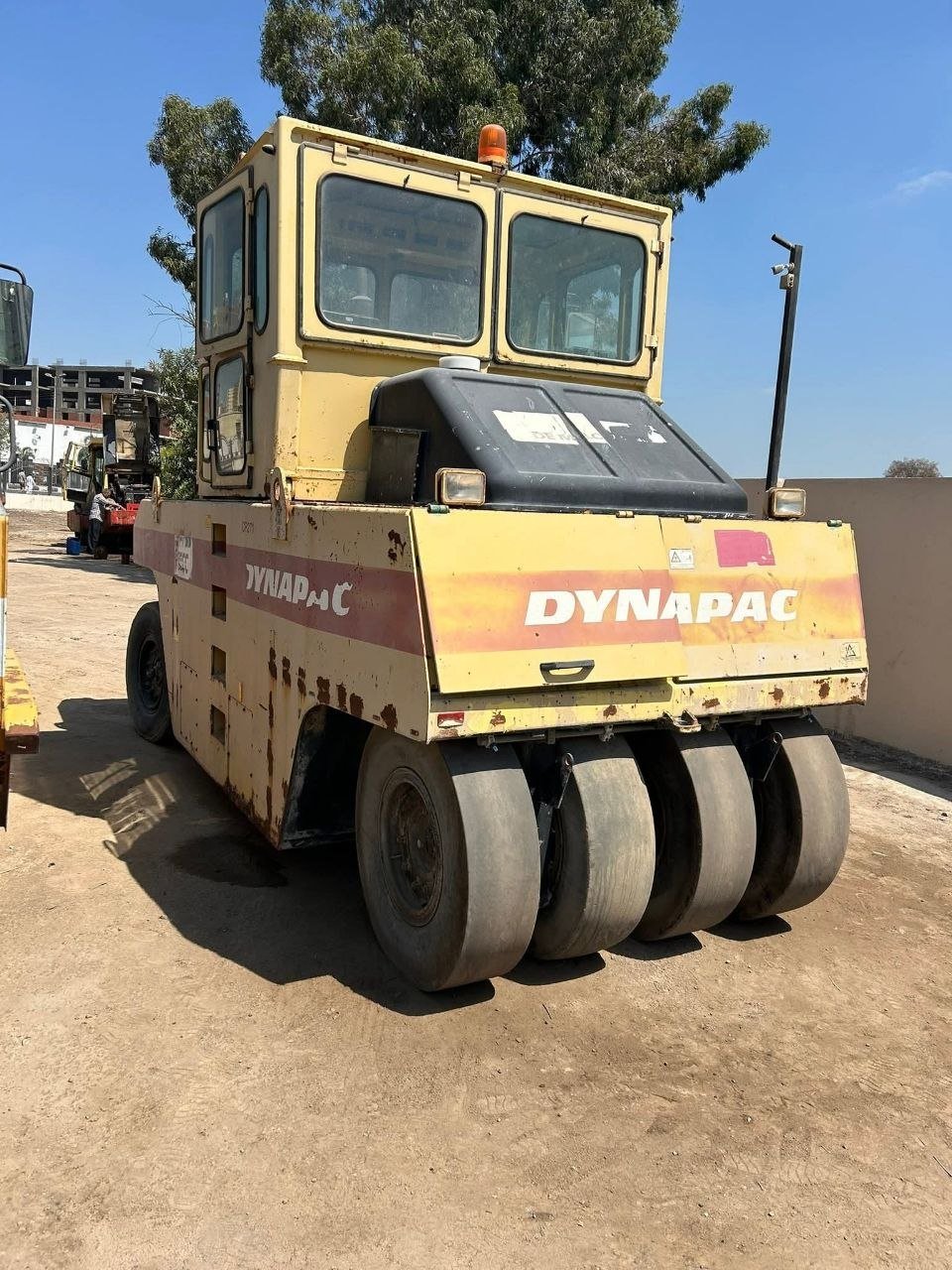 Dinbak Roller for sale in Cairo, Dinbak 271 model 2005 available in Cairo, the best website for selling trucks and heavy equipment in Egypt