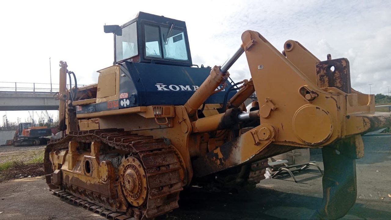 بلدوزر KOMATSU للبيع في المنصورة,  KOMATSU D375A موديل 2000 تواجد المنصورة, أفضل موقع لبيع الشاحنات والمعدات الثقيلة في مصر