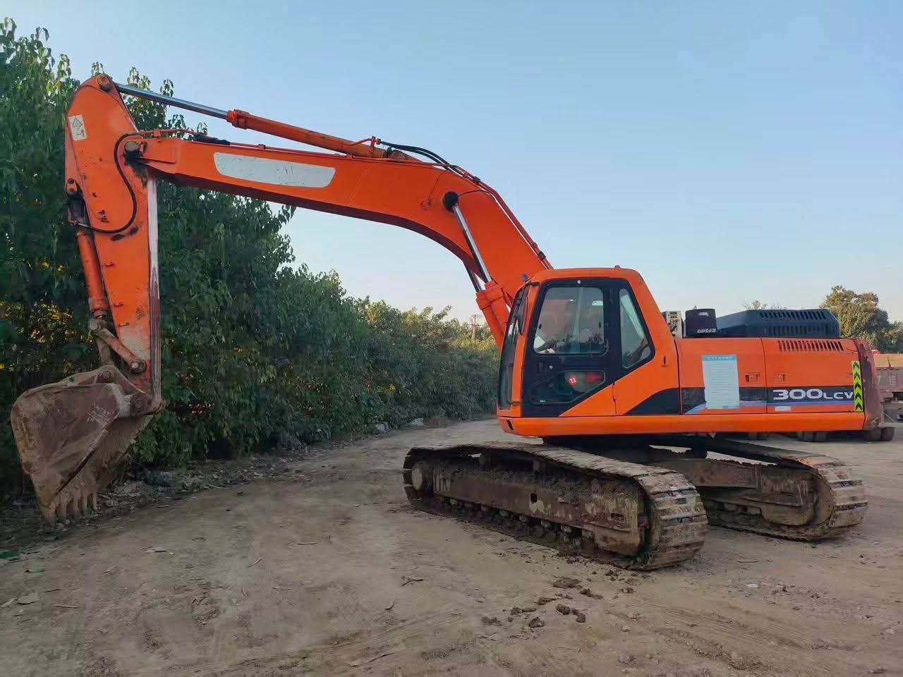 Doosan excavator for sale in Mansoura, Doosan 300 model 2010 located in Mansoura, the best site for selling trucks and heavy equipment in Egypt