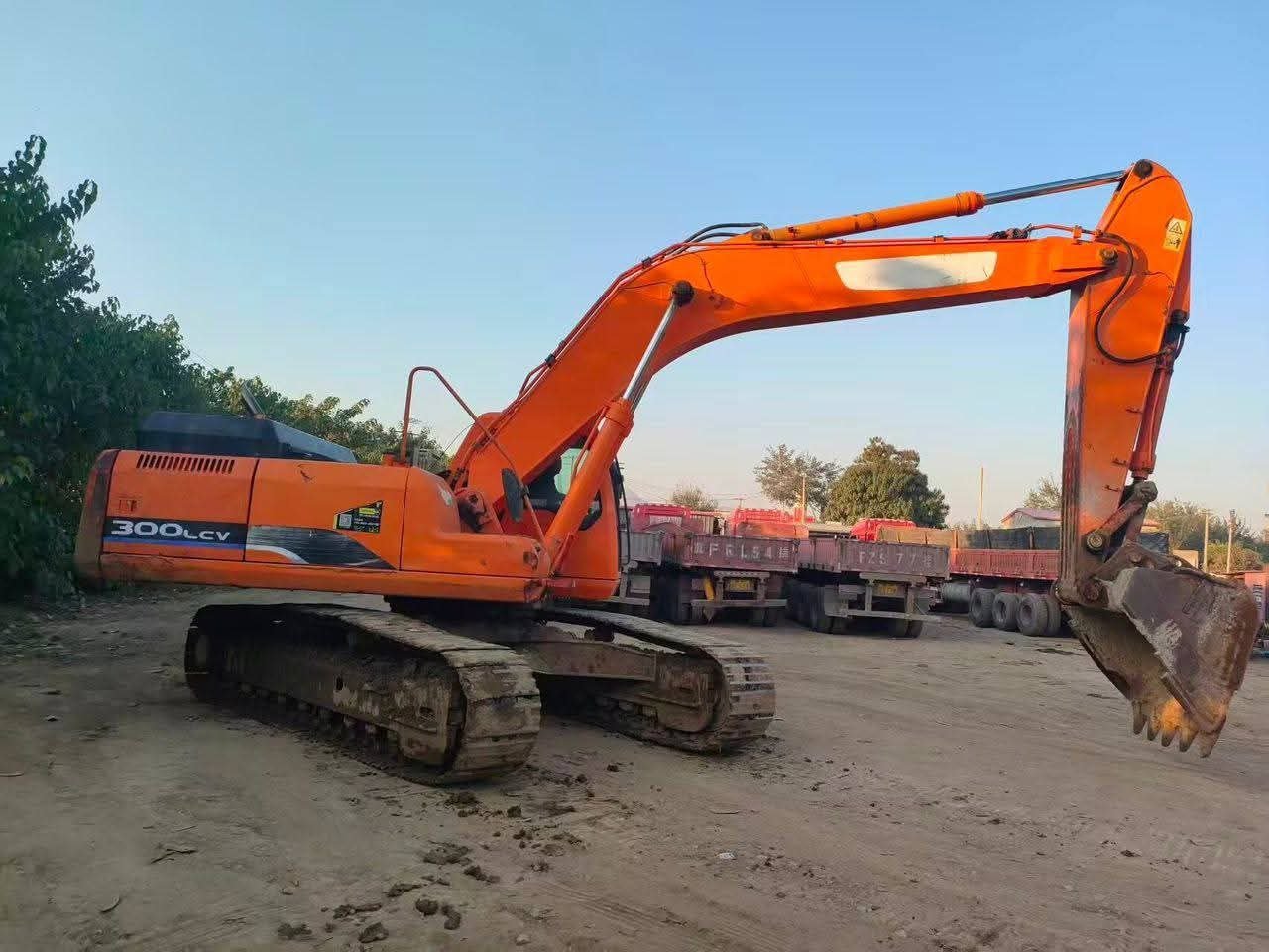 Doosan excavator for sale in Mansoura, Doosan 300 model 2010 located in Mansoura, the best site for selling trucks and heavy equipment in Egypt