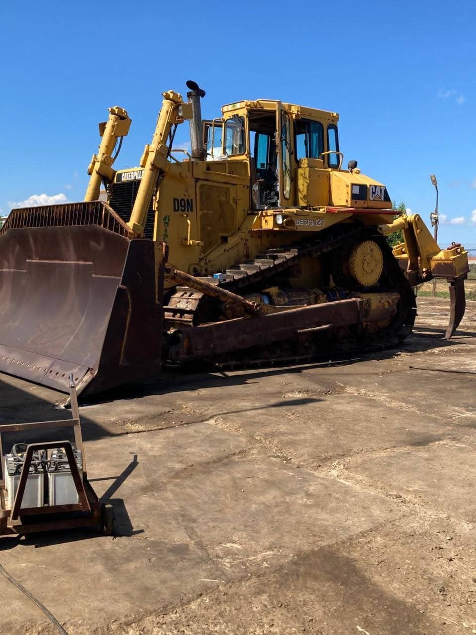 Caterpillar bulldozer for sale in Giza, Caterpillar D9N model 2003 located in Giza, the best site for selling trucks and heavy equipment in Egypt