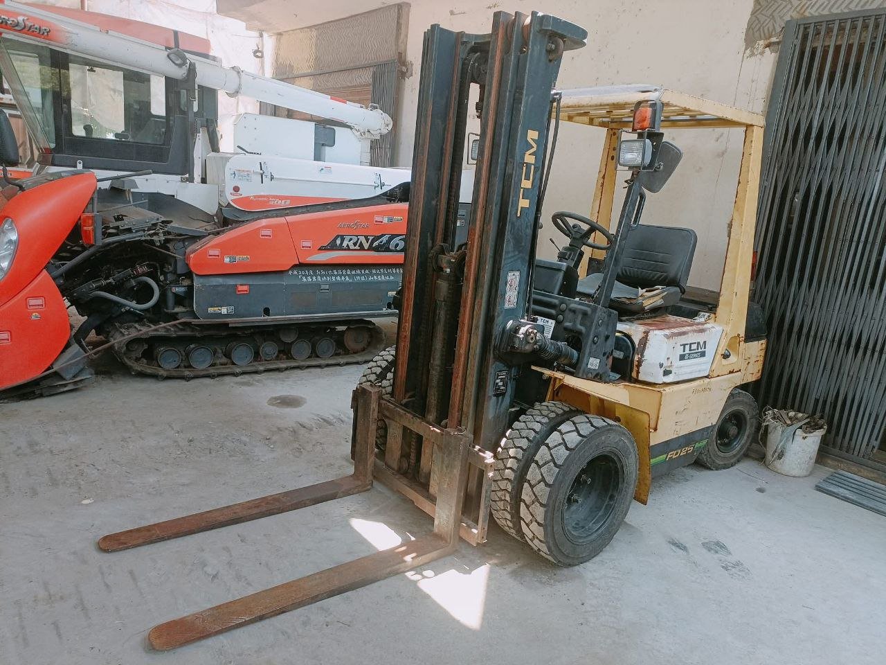 Forklift TCM for sale in Mansoura, TCM 25 model 2006 located in Mansoura, the best site for selling trucks and heavy equipment in Egypt