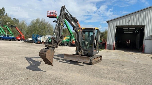 VOLVO excavator for sale in Mansoura, VOLVO ECR40D 2020 model located in Mansoura, the best site for selling trucks and heavy equipment in Egypt