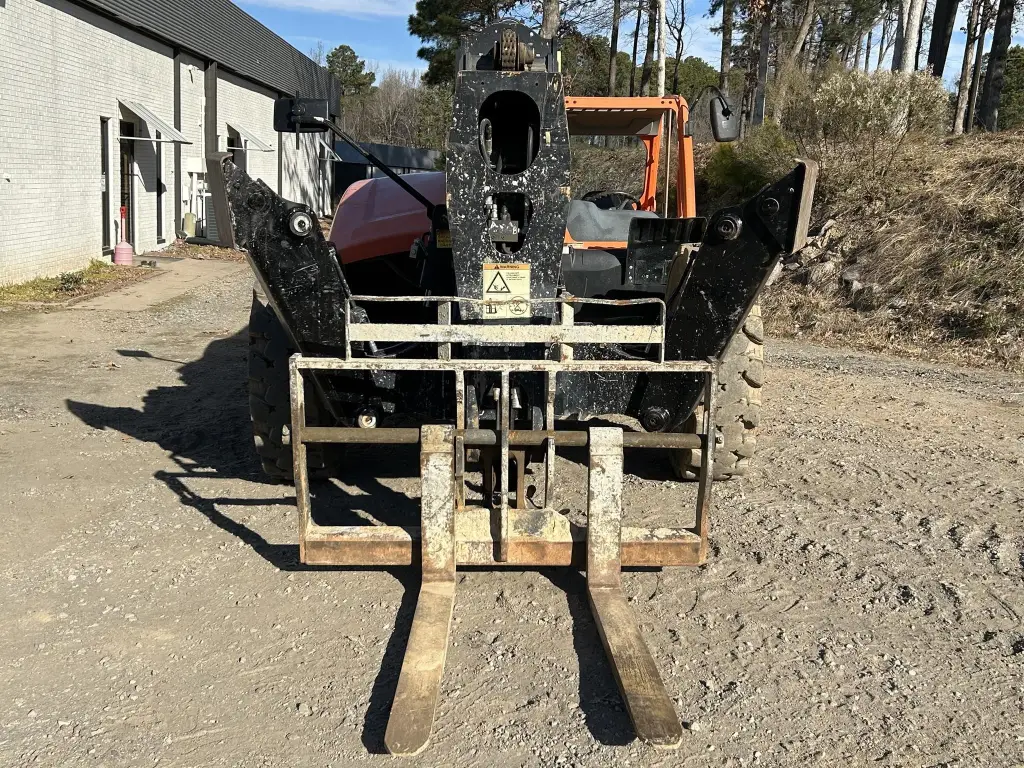 JLG telescopic crane for sale in Cairo, JLG 1055s model 2019 available in Cairo, the best site for selling trucks and heavy equipment in Egypt