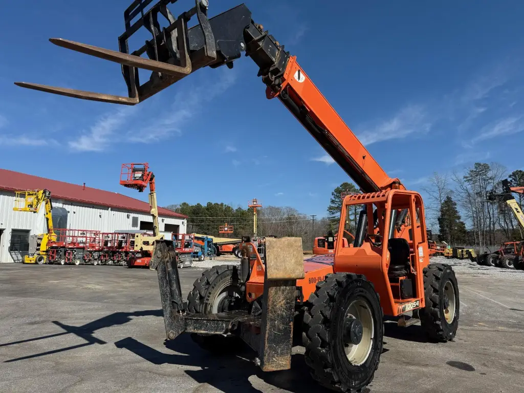 SKY telescopic crane for sale in Asyut, SKY 10054s, 2017 model, located in Asyut, the best site for selling trucks and heavy equipment in Egypt