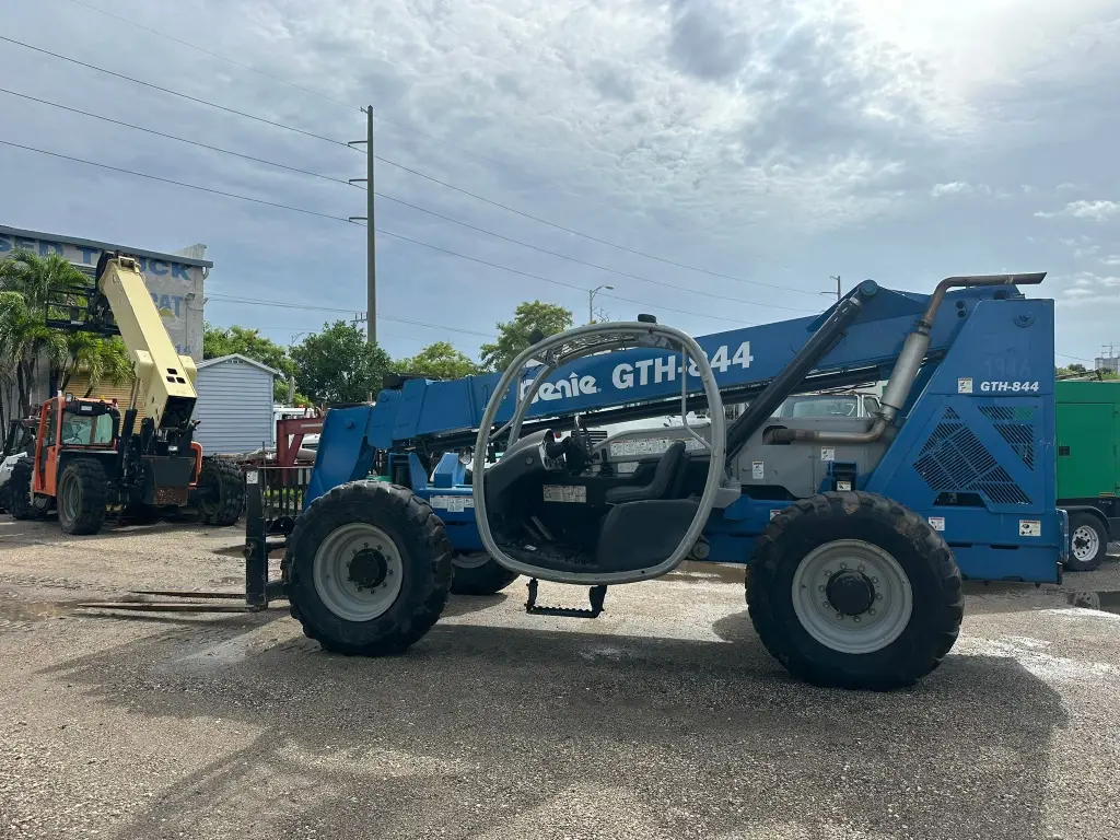 GENIE Telescopic Crane for sale in Asyut, GENIE GTH844 model 2010 available in Asyut, the best site for selling trucks and heavy equipment in Egypt