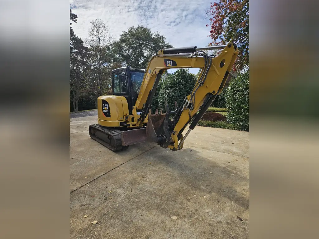 حفار CATERPILLAR للبيع في الجيزة,  CATERPILLAR CAT305s موديل 2017 تواجد الجيزة, أفضل موقع لبيع الشاحنات والمعدات الثقيلة في مصر
