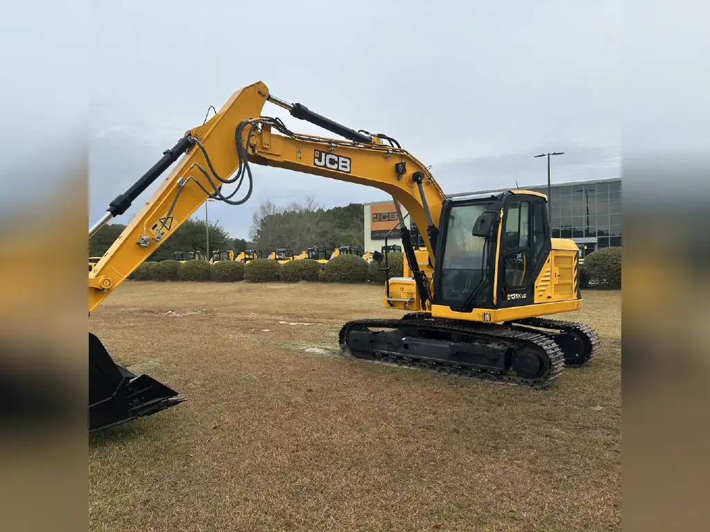 JCB Excavator for sale in Giza, JCB 26 model 2022 located in Giza, the best site for selling trucks and heavy equipment in Egypt